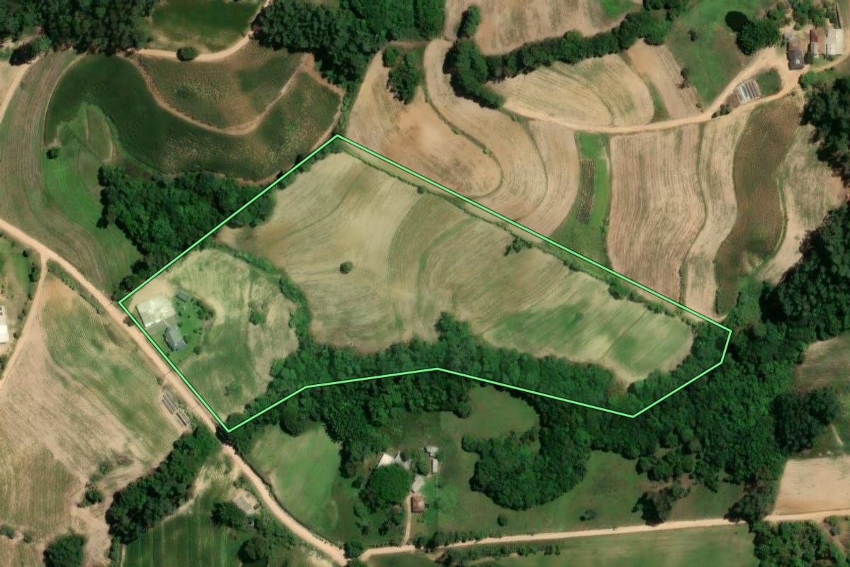 Imagem de satélite do imóvel rural em Camaquã (RS), com o contorno declarado no CAR desenhado por cima.