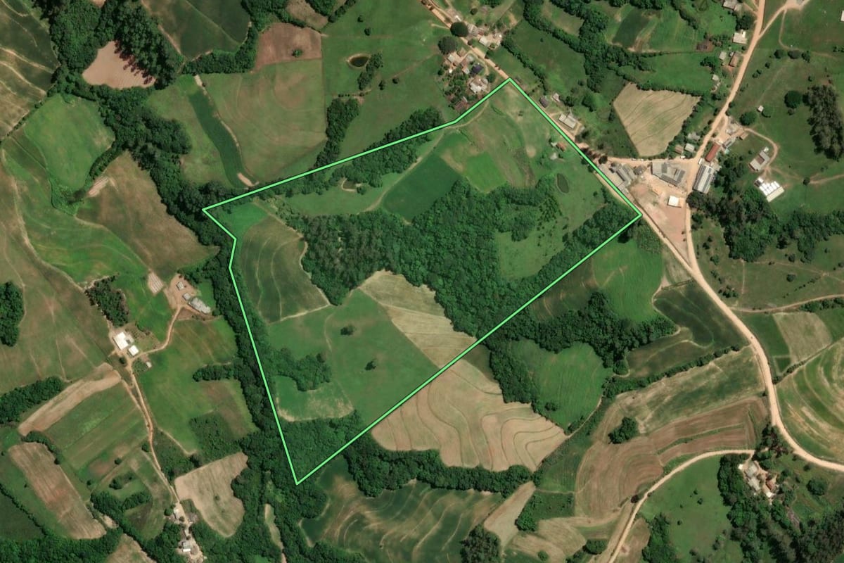 Imagem de satélite do imóvel rural em Camaquã (RS), com o contorno declarado no CAR desenhado por cima.
