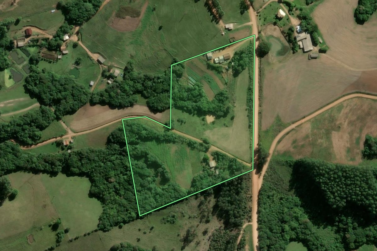 Imagem de satélite do imóvel rural em Camaquã (RS), com o contorno declarado no CAR desenhado por cima.