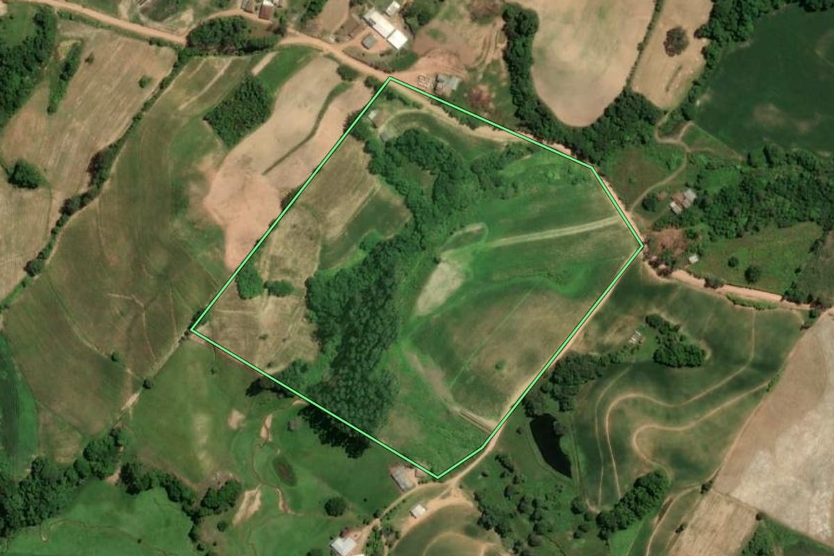 Imagem de satélite do imóvel rural em Camaquã (RS), com o contorno declarado no CAR desenhado por cima.