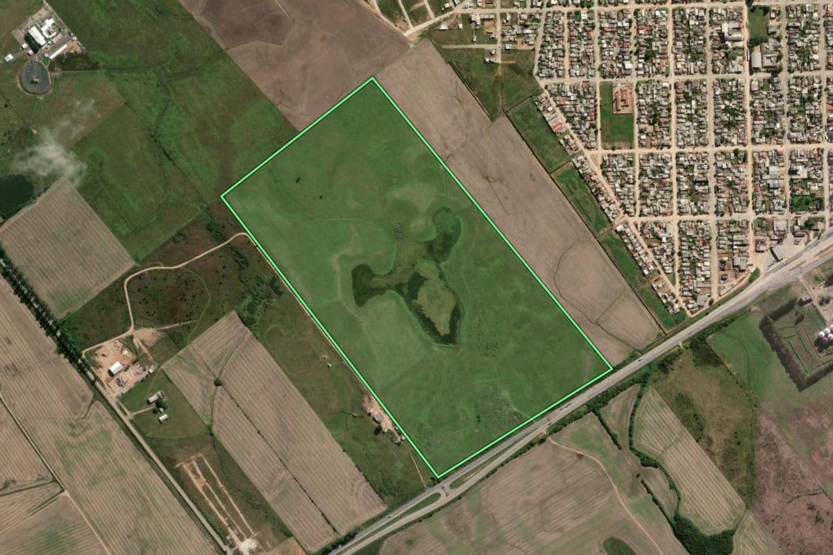 Imagem de satélite do imóvel rural em Camaquã (RS), com o contorno declarado no CAR desenhado por cima.
