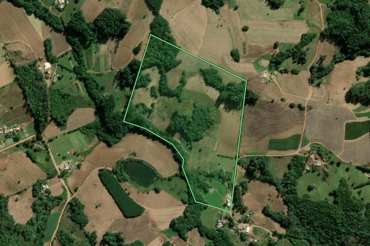 Imagem de satélite do imóvel rural em Camaquã (RS), com o contorno declarado no CAR desenhado por cima.