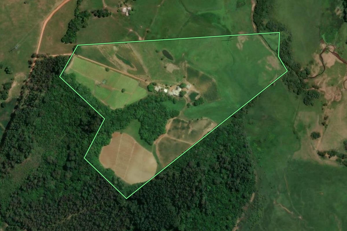 Imagem de satélite do imóvel rural em Camaquã (RS), com o contorno declarado no CAR desenhado por cima.