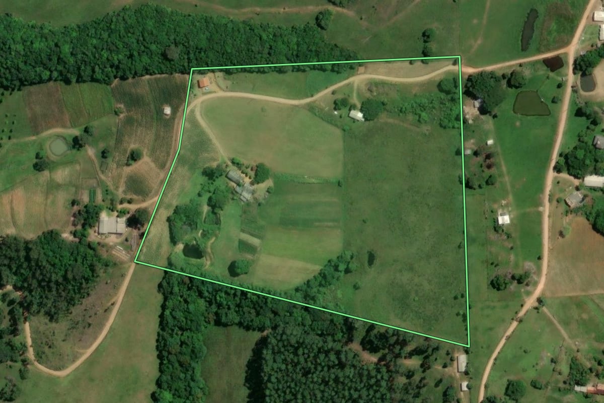 Imagem de satélite do imóvel rural em Camaquã (RS), com o contorno declarado no CAR desenhado por cima.