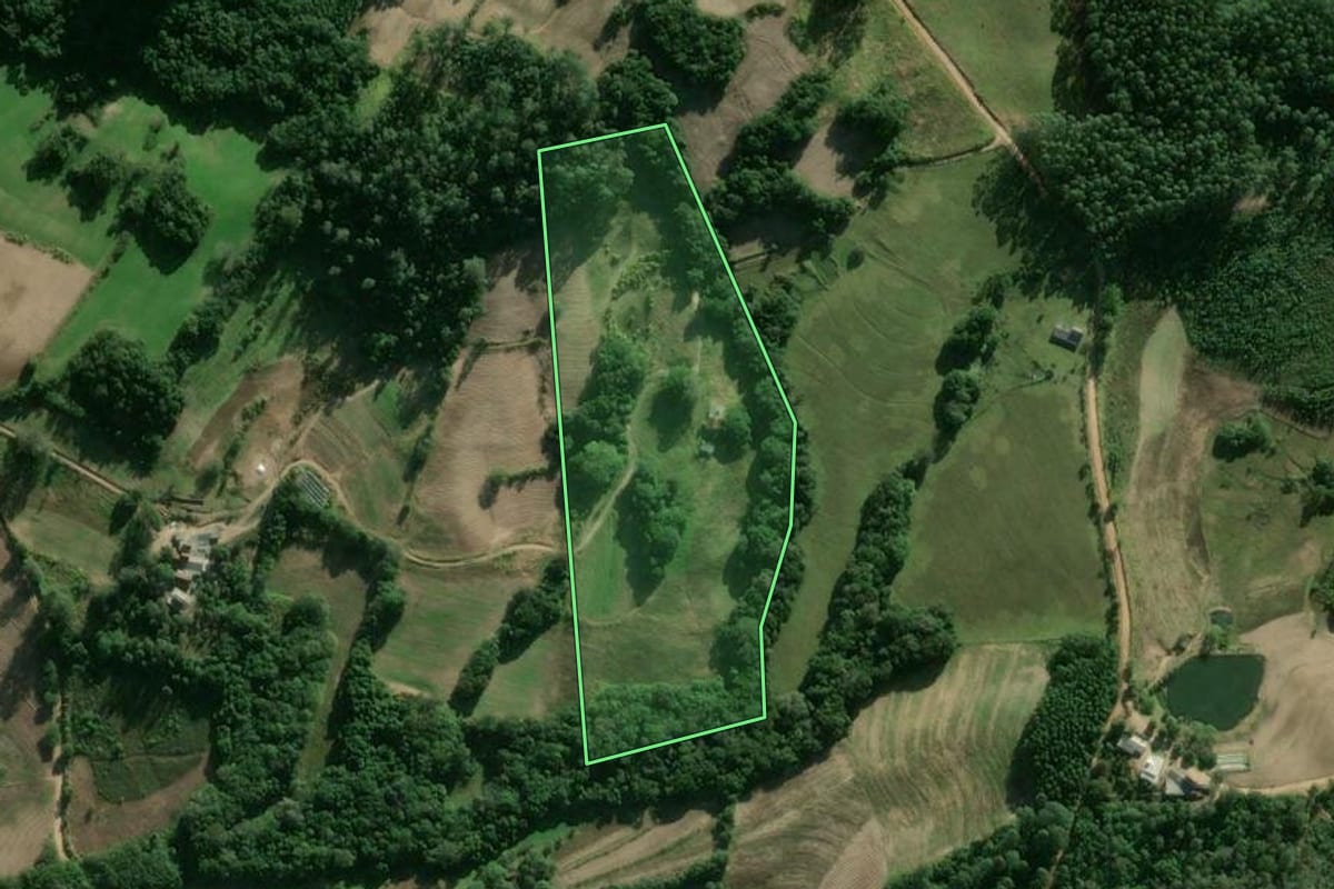 Imagem de satélite do imóvel rural em Camaquã (RS), com o contorno declarado no CAR desenhado por cima.