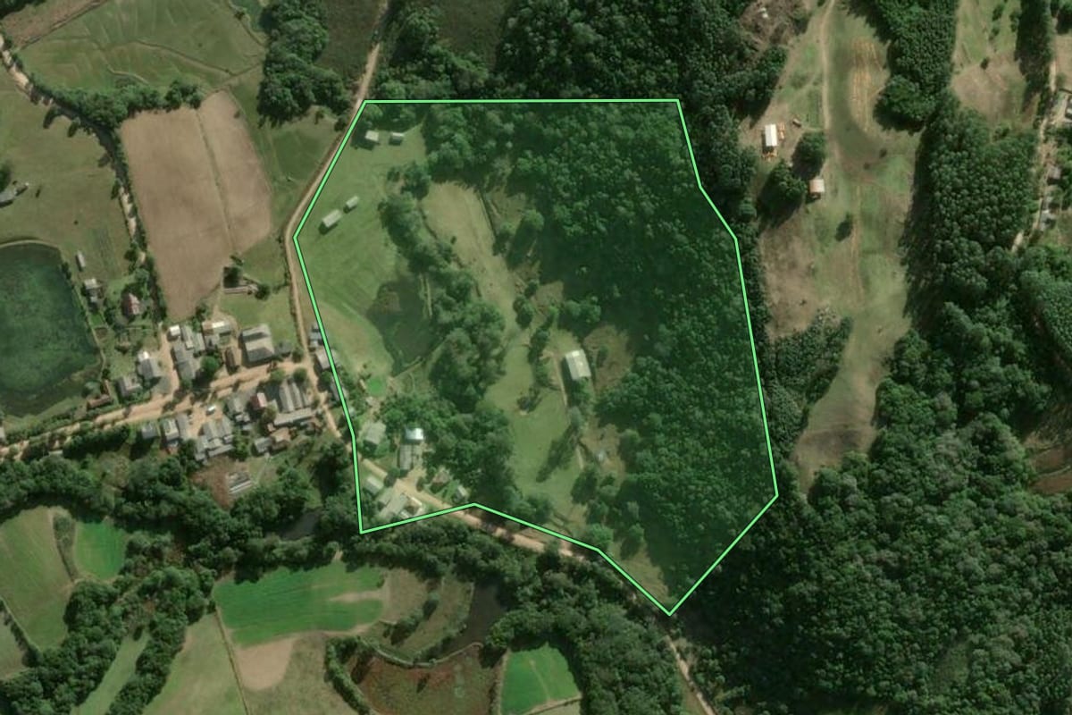 Imagem de satélite do imóvel rural em Camaquã (RS), com o contorno declarado no CAR desenhado por cima.