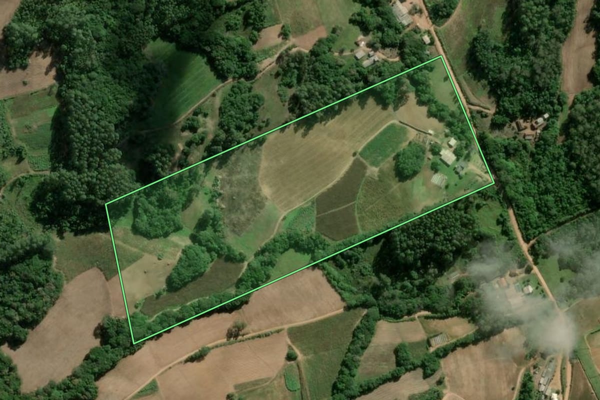 Imagem de satélite do imóvel rural em Camaquã (RS), com o contorno declarado no CAR desenhado por cima.