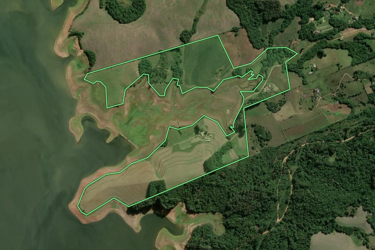 Imagem de satélite do imóvel rural em Camaquã (RS), com o contorno declarado no CAR desenhado por cima.