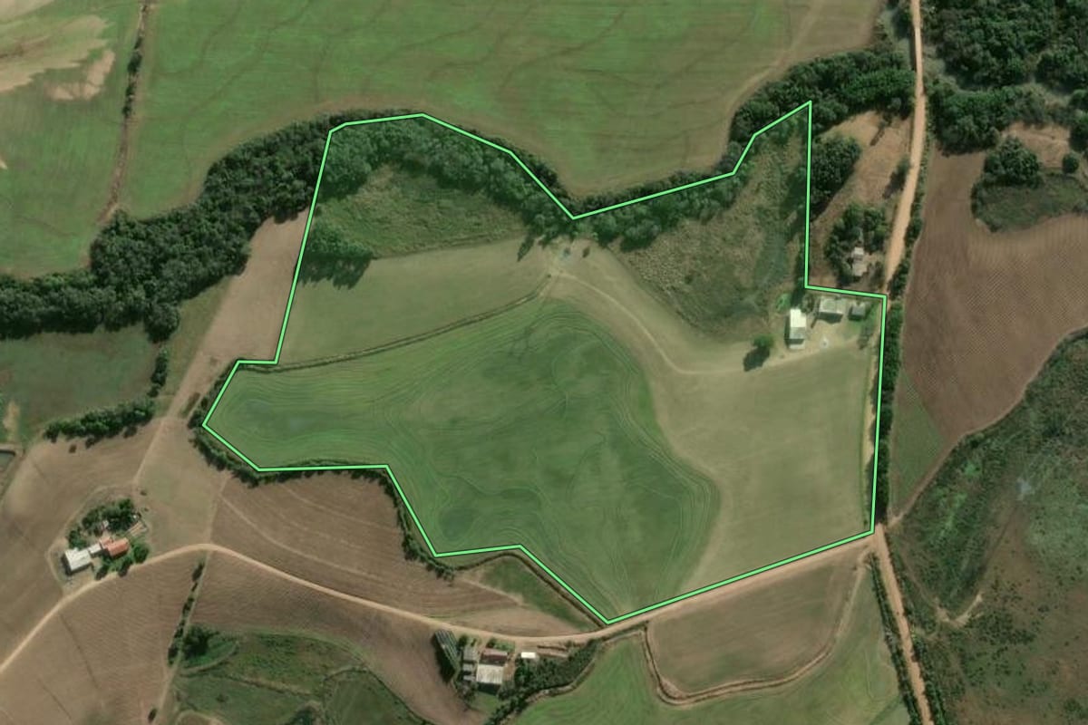 Imagem de satélite do imóvel rural em Camaquã (RS), com o contorno declarado no CAR desenhado por cima.