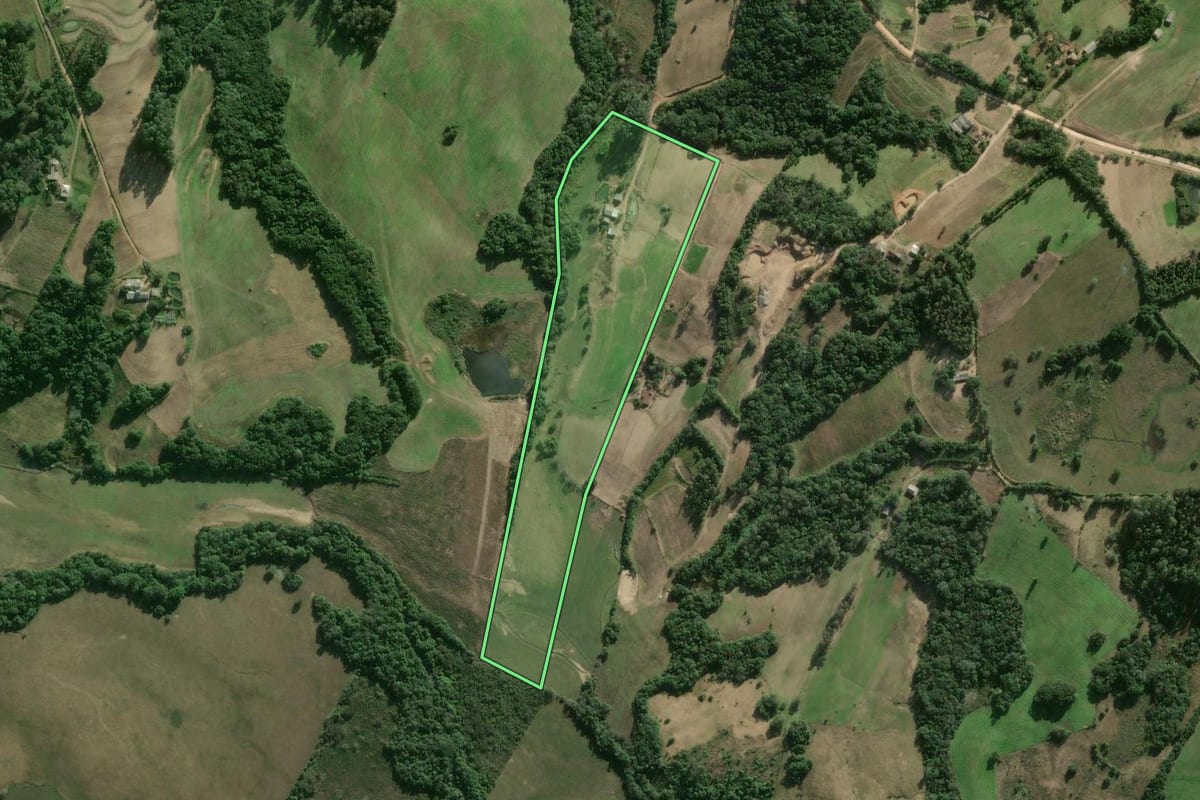 Imagem de satélite do imóvel rural em Camaquã (RS), com o contorno declarado no CAR desenhado por cima.