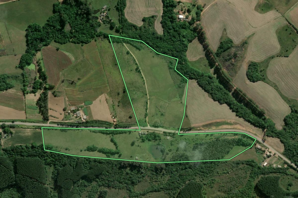 Imagem de satélite do imóvel rural em Camaquã (RS), com o contorno declarado no CAR desenhado por cima.