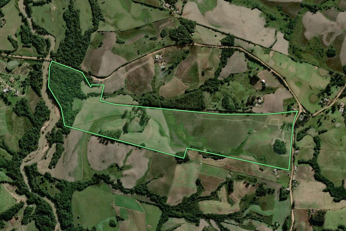 Imagem de satélite do imóvel rural em Camaquã (RS), com o contorno declarado no CAR desenhado por cima.