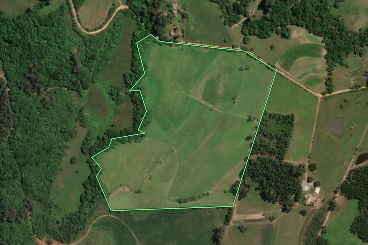 Imagem de satélite do imóvel rural em Camaquã (RS), com o contorno declarado no CAR desenhado por cima.