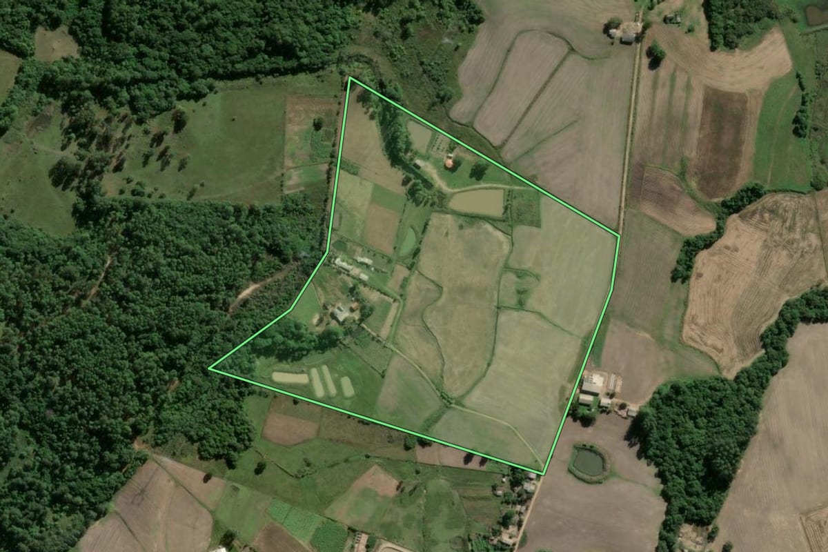Imagem de satélite do imóvel rural em Camaquã (RS), com o contorno declarado no CAR desenhado por cima.