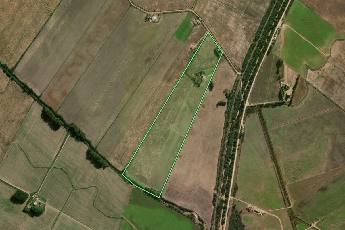 Imagem de satélite do imóvel rural em Camaquã (RS), com o contorno declarado no CAR desenhado por cima.