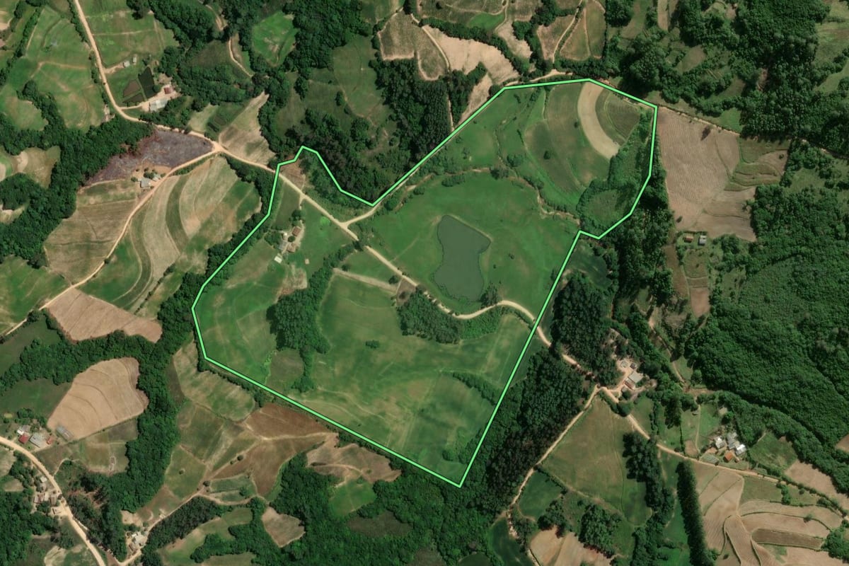 Imagem de satélite do imóvel rural em Camaquã (RS), com o contorno declarado no CAR desenhado por cima.