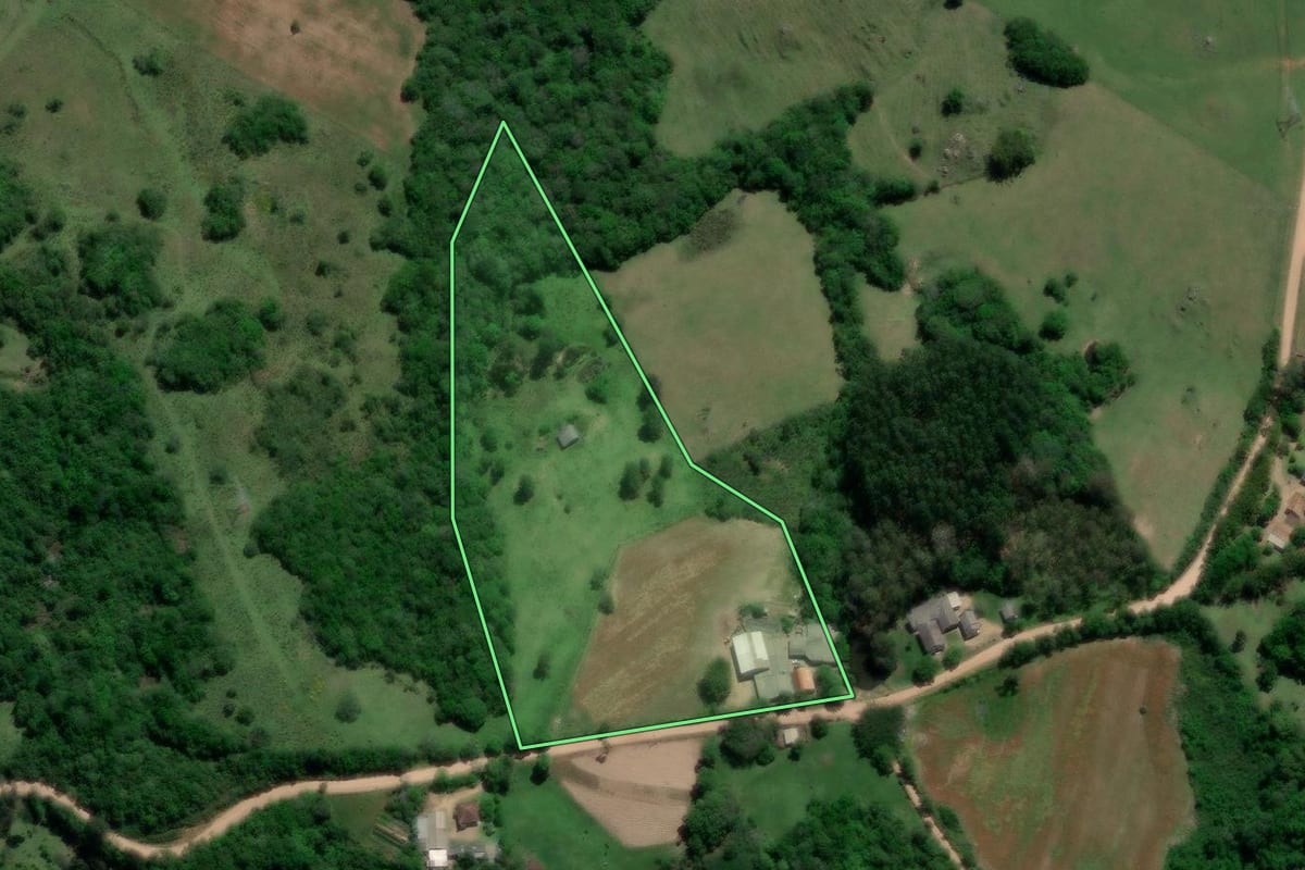 Imagem de satélite do imóvel rural em Camaquã (RS), com o contorno declarado no CAR desenhado por cima.