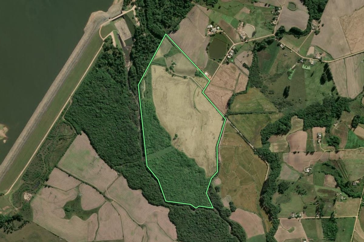 Imagem de satélite do imóvel rural em Camaquã (RS), com o contorno declarado no CAR desenhado por cima.