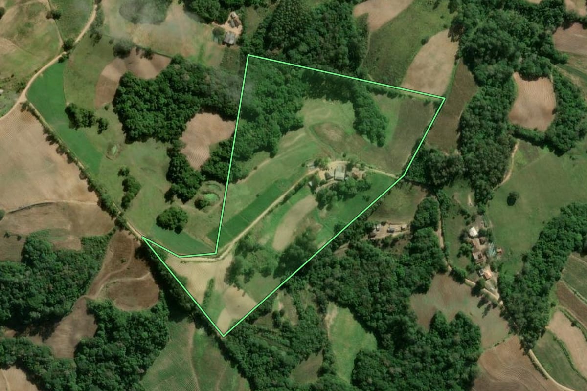 Imagem de satélite do imóvel rural em Camaquã (RS), com o contorno declarado no CAR desenhado por cima.