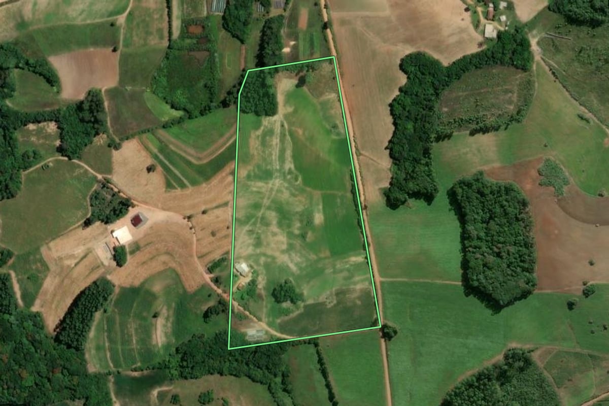 Imagem de satélite do imóvel rural em Camaquã (RS), com o contorno declarado no CAR desenhado por cima.