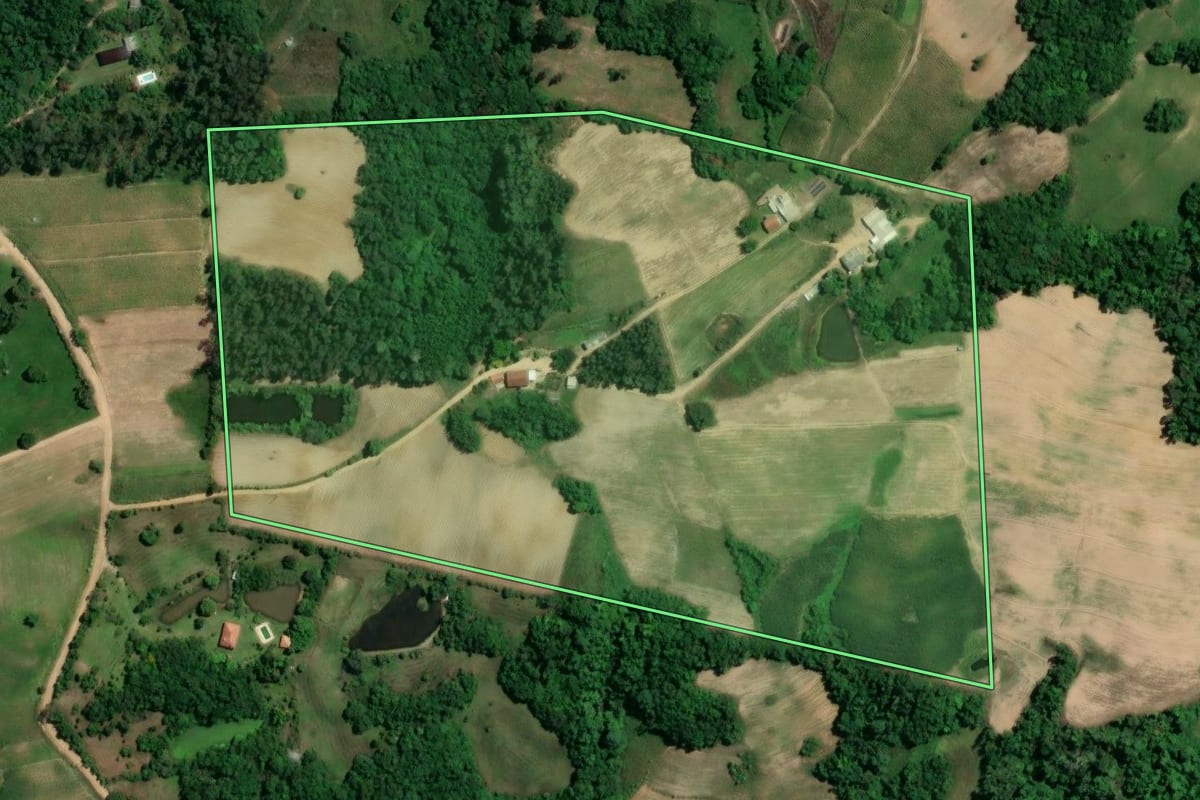 Imagem de satélite do imóvel rural em Camaquã (RS), com o contorno declarado no CAR desenhado por cima.