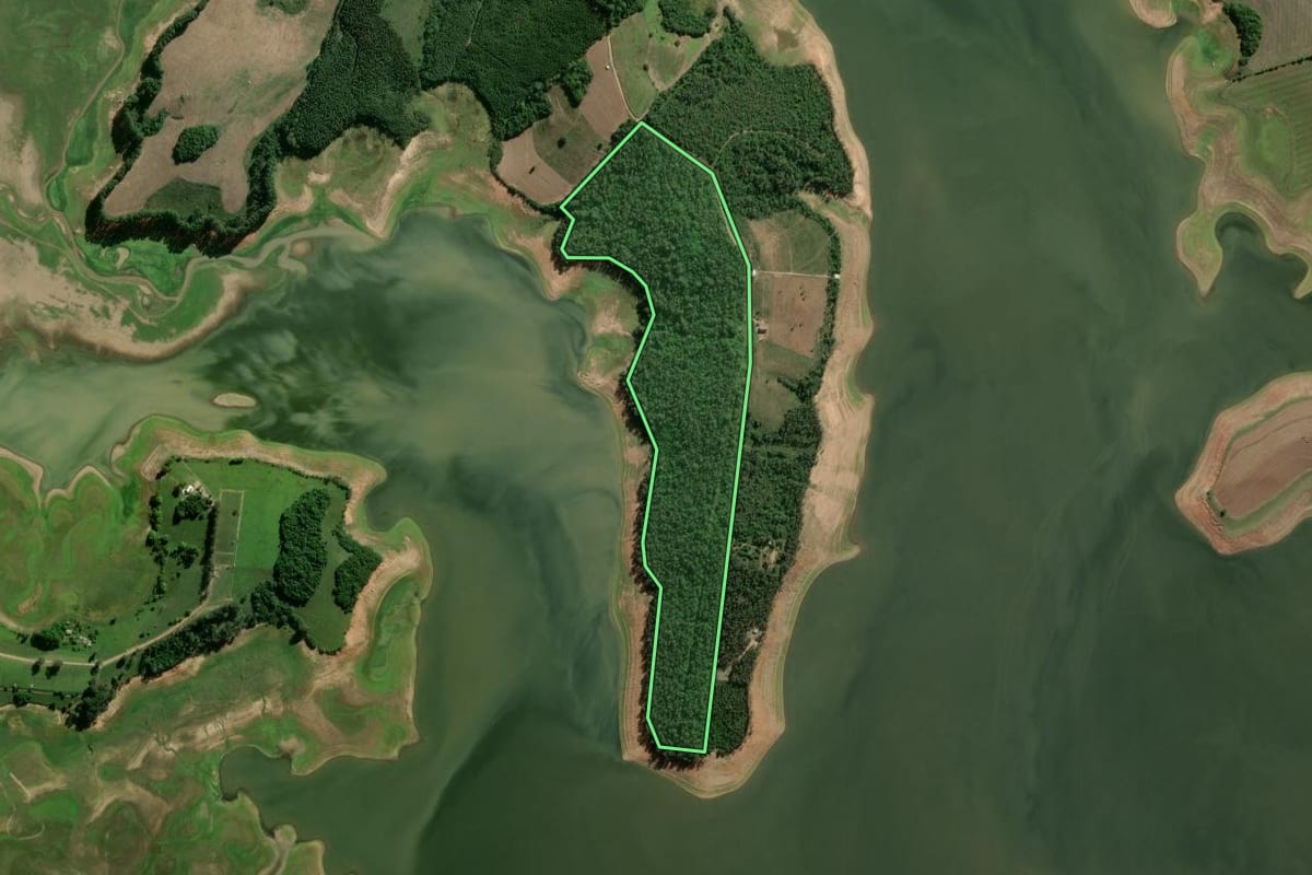 Imagem de satélite do imóvel rural em Camaquã (RS), com o contorno declarado no CAR desenhado por cima.