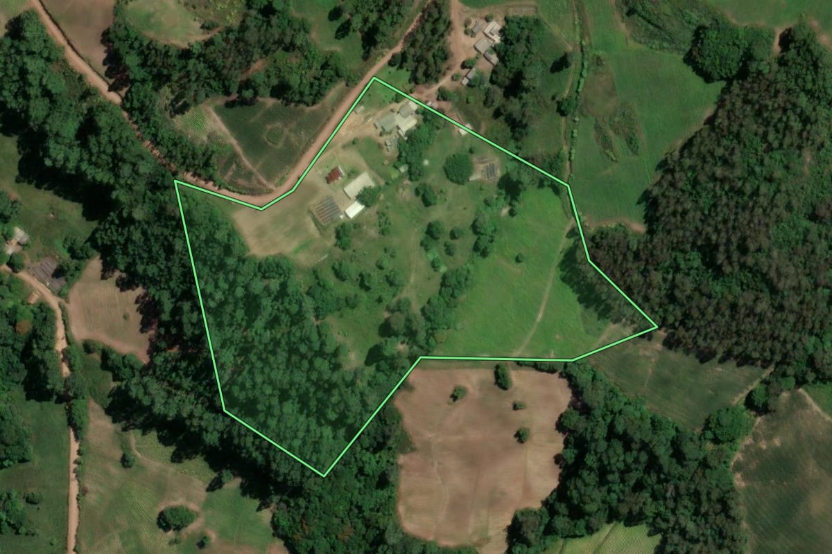 Imagem de satélite do imóvel rural em Camaquã (RS), com o contorno declarado no CAR desenhado por cima.