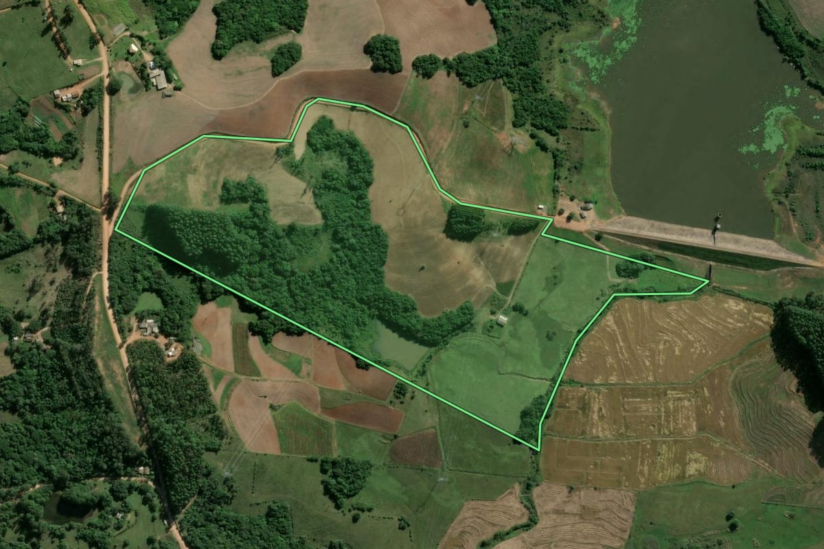 Imagem de satélite do imóvel rural em Camaquã (RS), com o contorno declarado no CAR desenhado por cima.