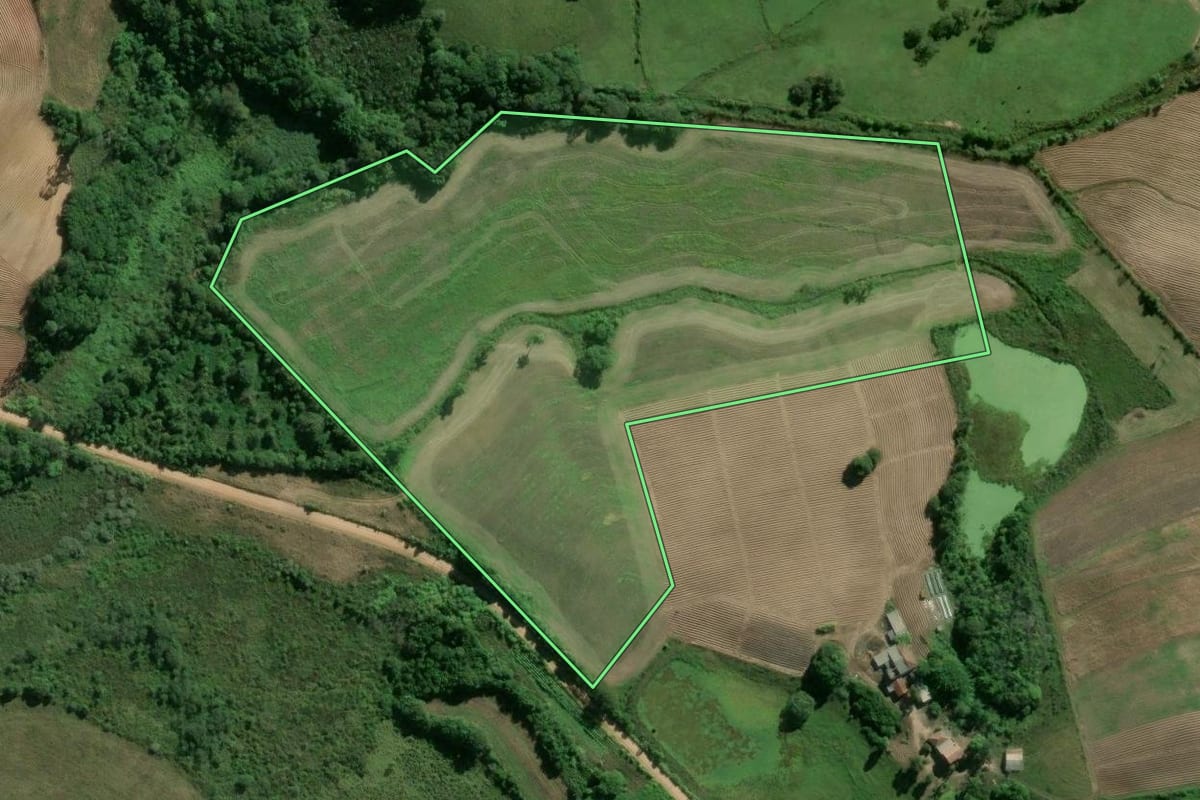 Imagem de satélite do imóvel rural em Camaquã (RS), com o contorno declarado no CAR desenhado por cima.