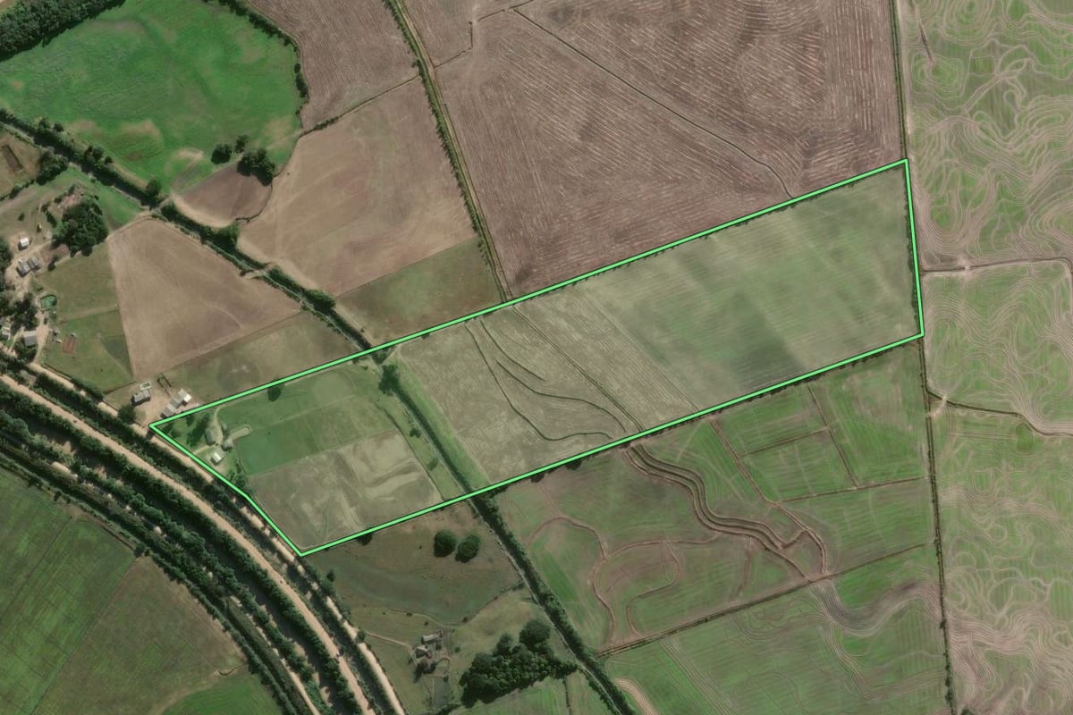 Imagem de satélite do imóvel rural em Camaquã (RS), com o contorno declarado no CAR desenhado por cima.