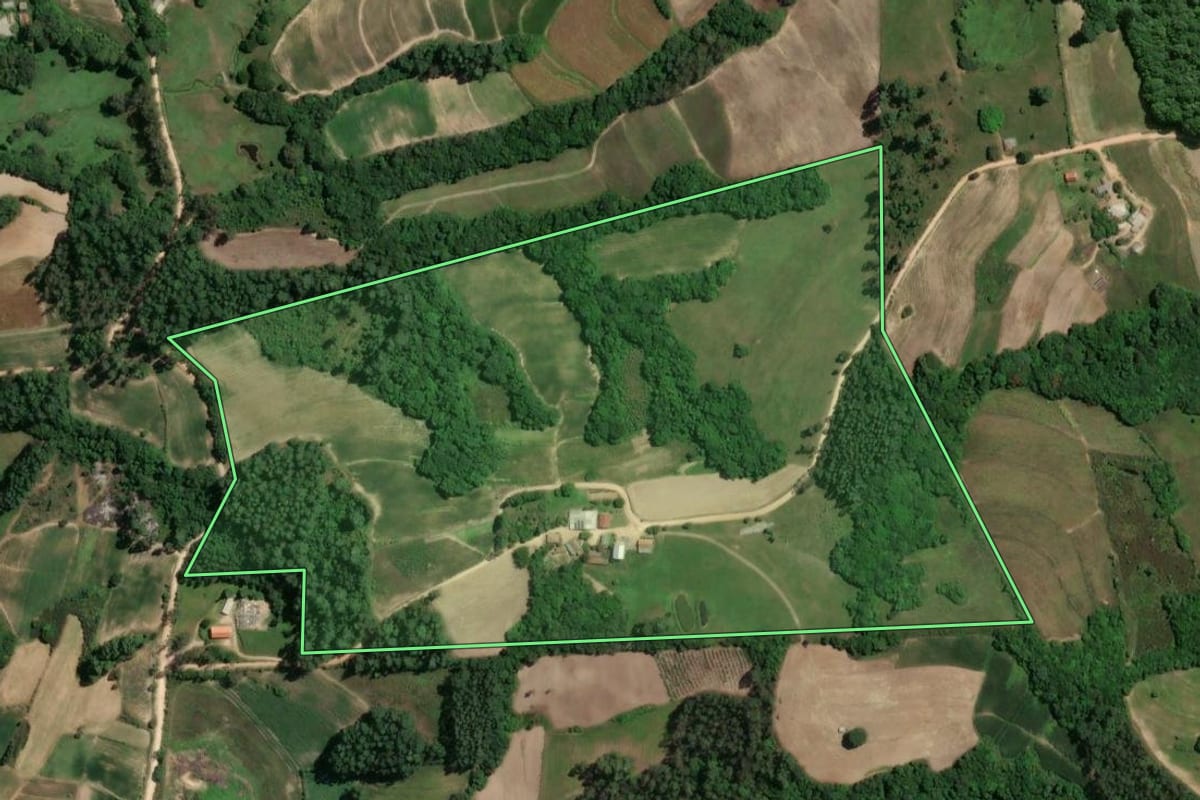 Imagem de satélite do imóvel rural em Camaquã (RS), com o contorno declarado no CAR desenhado por cima.