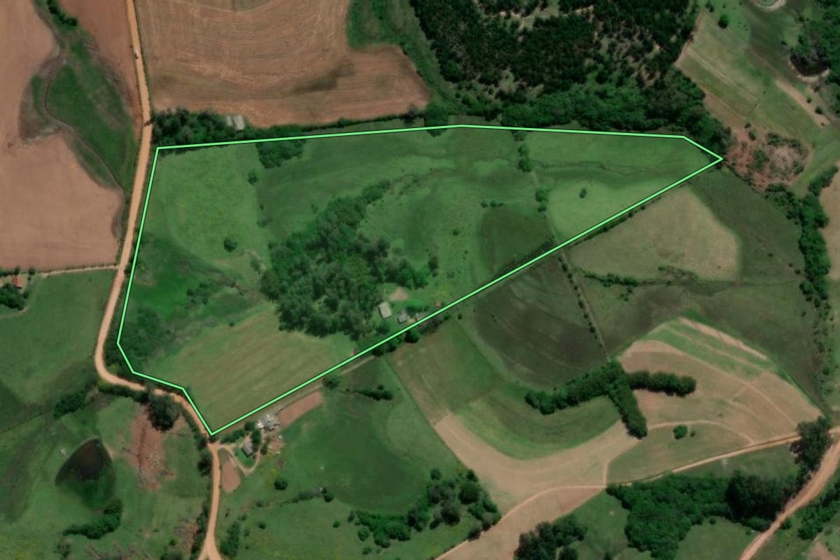 Imagem de satélite do imóvel rural em Camaquã (RS), com o contorno declarado no CAR desenhado por cima.