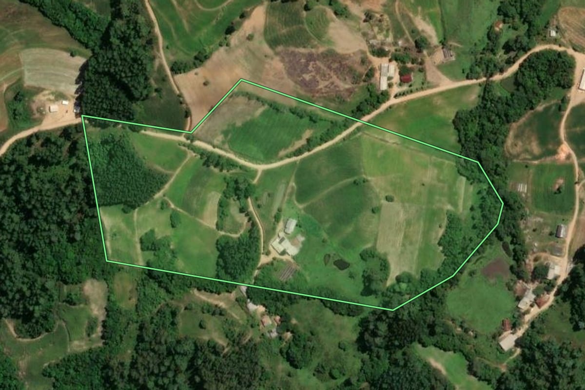 Imagem de satélite do imóvel rural em Camaquã (RS), com o contorno declarado no CAR desenhado por cima.