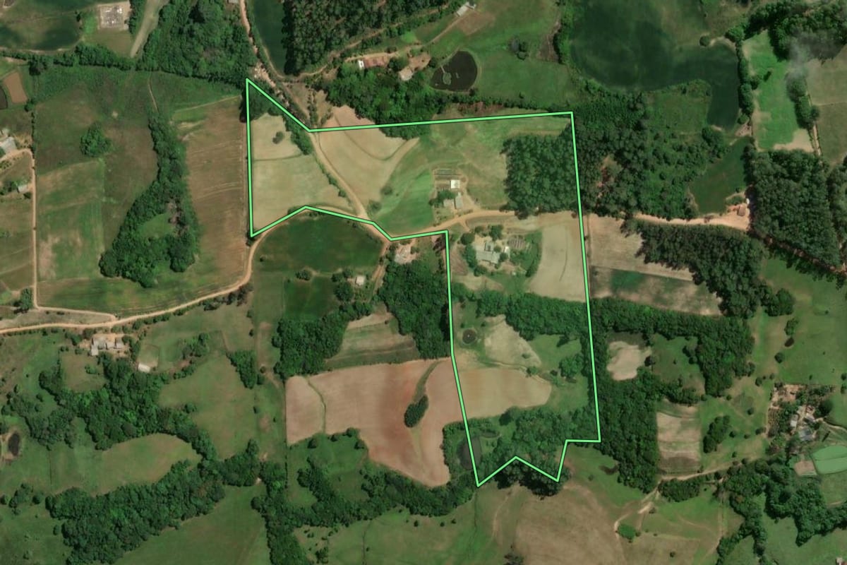 Imagem de satélite do imóvel rural em Camaquã (RS), com o contorno declarado no CAR desenhado por cima.
