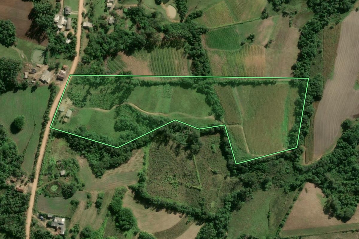 Imagem de satélite do imóvel rural em Camaquã (RS), com o contorno declarado no CAR desenhado por cima.