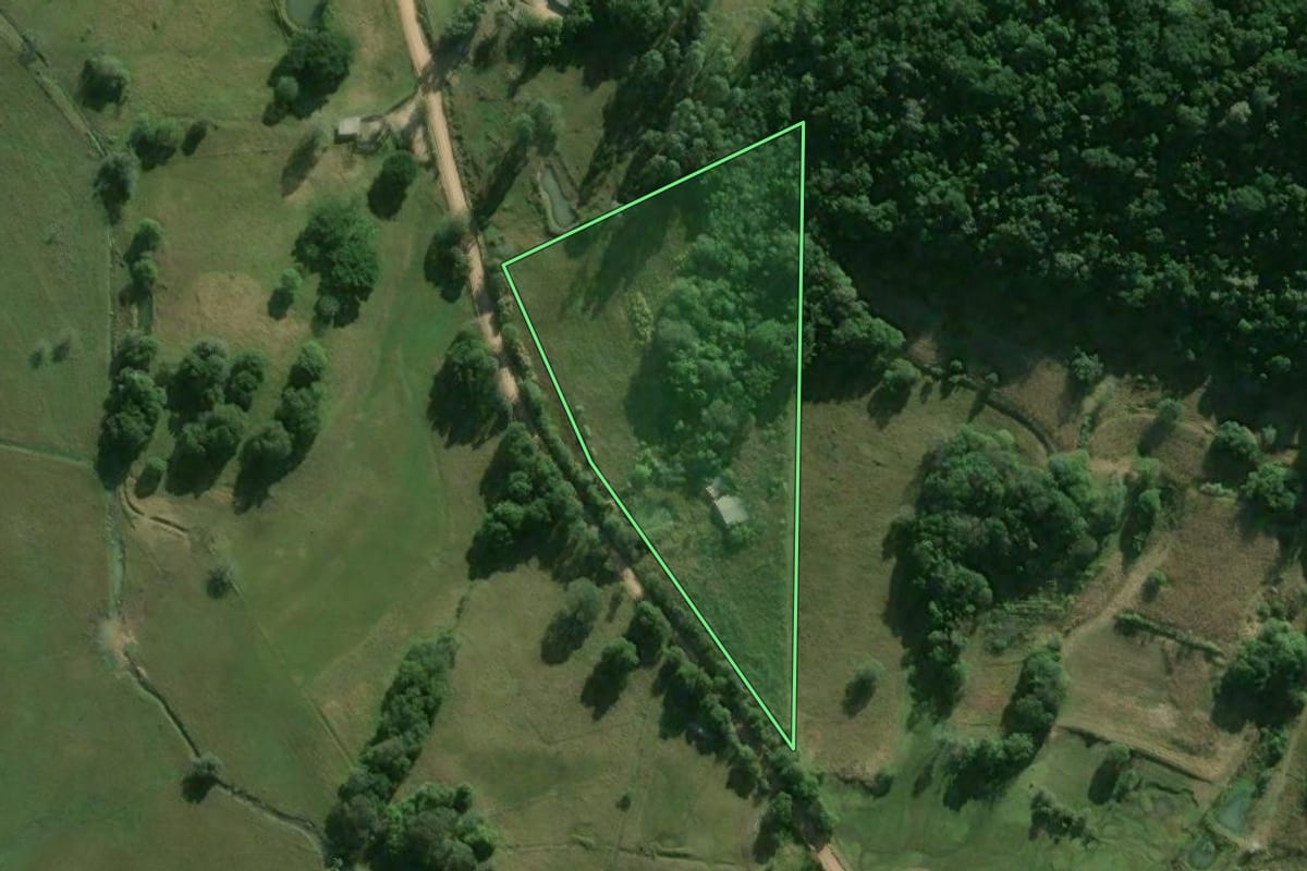 Imagem de satélite do imóvel rural em Camaquã (RS), com o contorno declarado no CAR desenhado por cima.