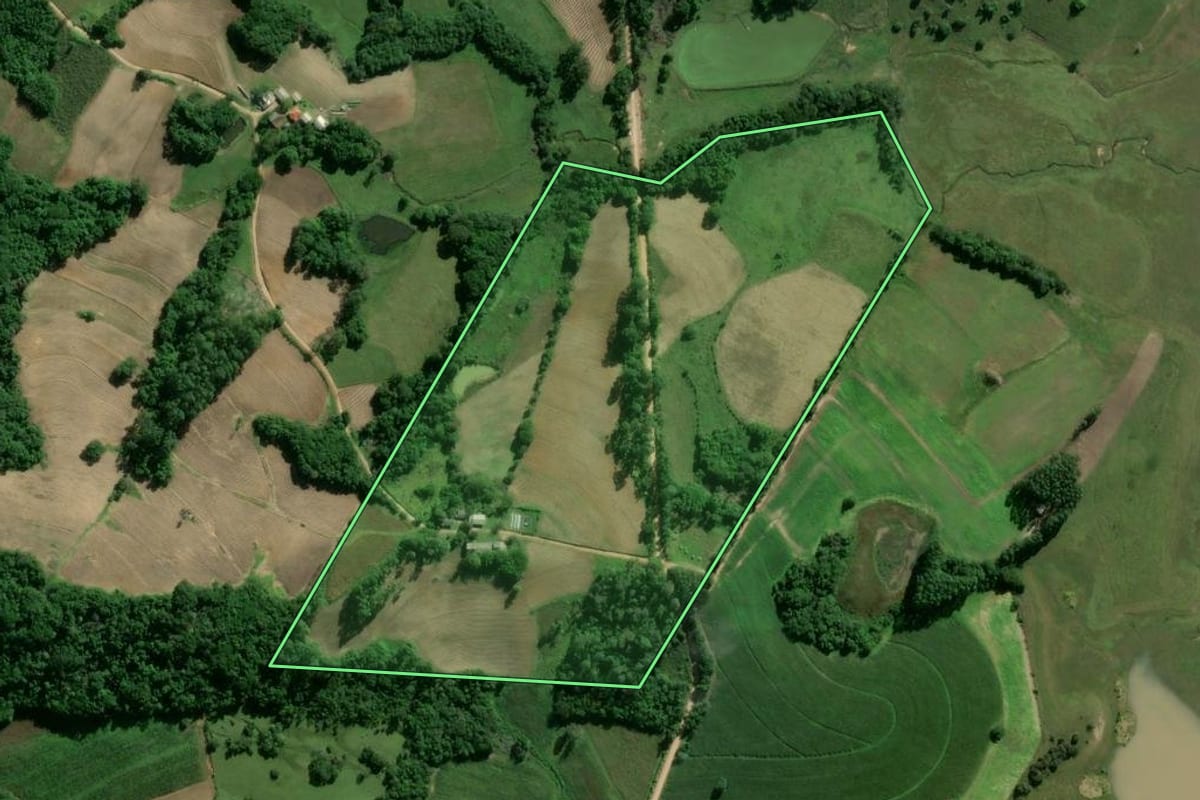 Imagem de satélite do imóvel rural em Camaquã (RS), com o contorno declarado no CAR desenhado por cima.