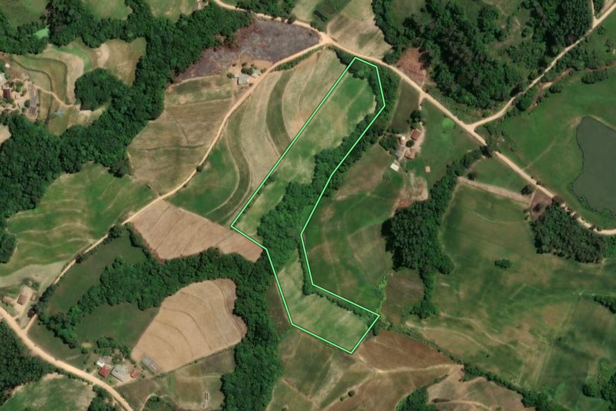 Imagem de satélite do imóvel rural em Camaquã (RS), com o contorno declarado no CAR desenhado por cima.