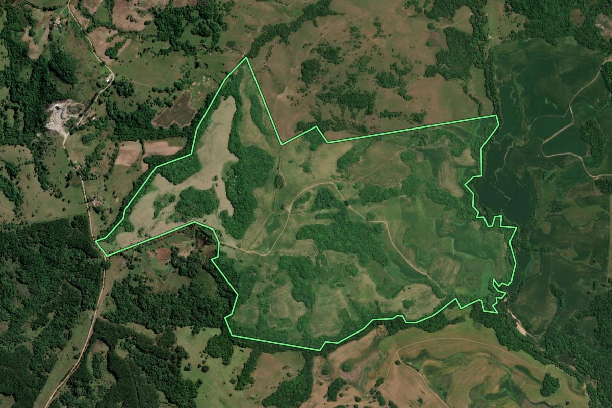 Imagem de satélite do imóvel rural em Camaquã (RS), com o contorno declarado no CAR desenhado por cima.