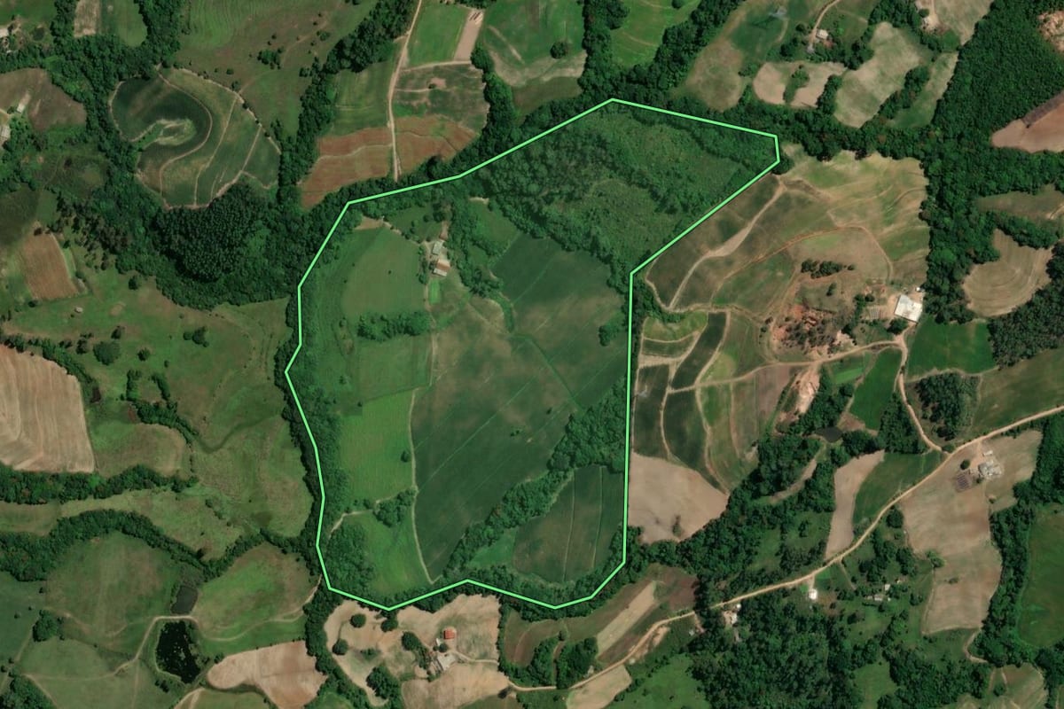Imagem de satélite do imóvel rural em Camaquã (RS), com o contorno declarado no CAR desenhado por cima.