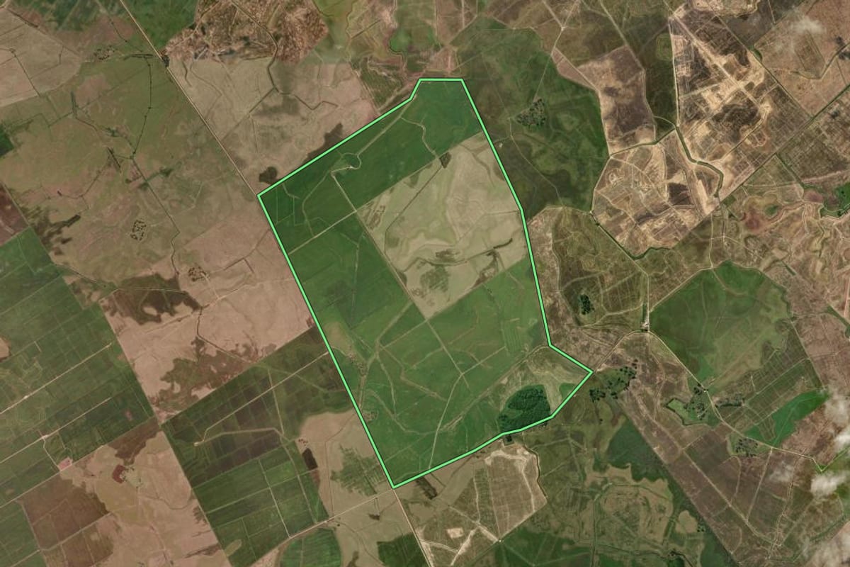 Imagem de satélite do imóvel rural em Camaquã (RS), com o contorno declarado no CAR desenhado por cima.