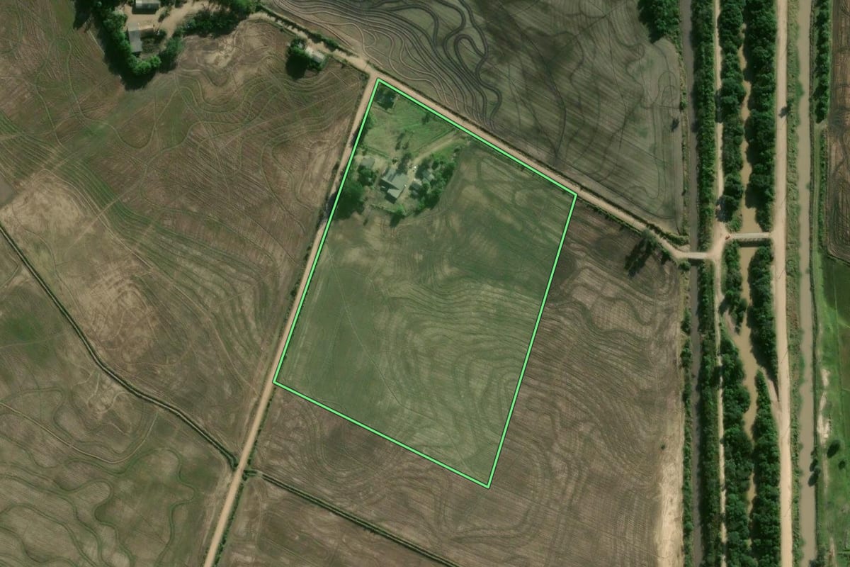 Imagem de satélite do imóvel rural em Camaquã (RS), com o contorno declarado no CAR desenhado por cima.