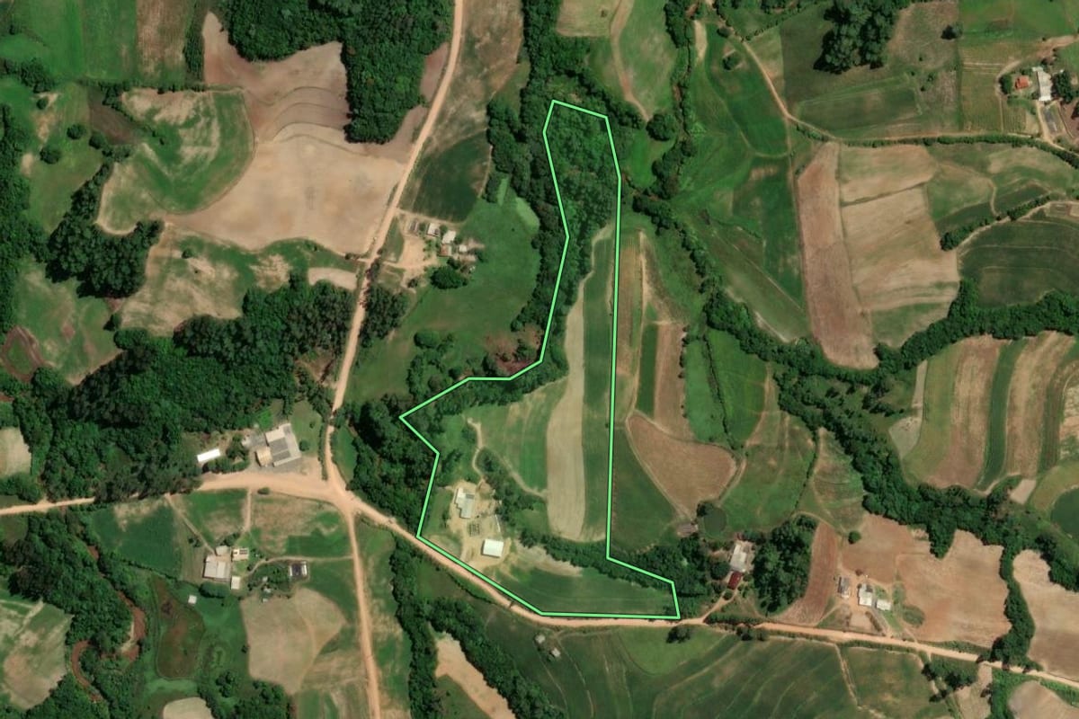Imagem de satélite do imóvel rural em Camaquã (RS), com o contorno declarado no CAR desenhado por cima.