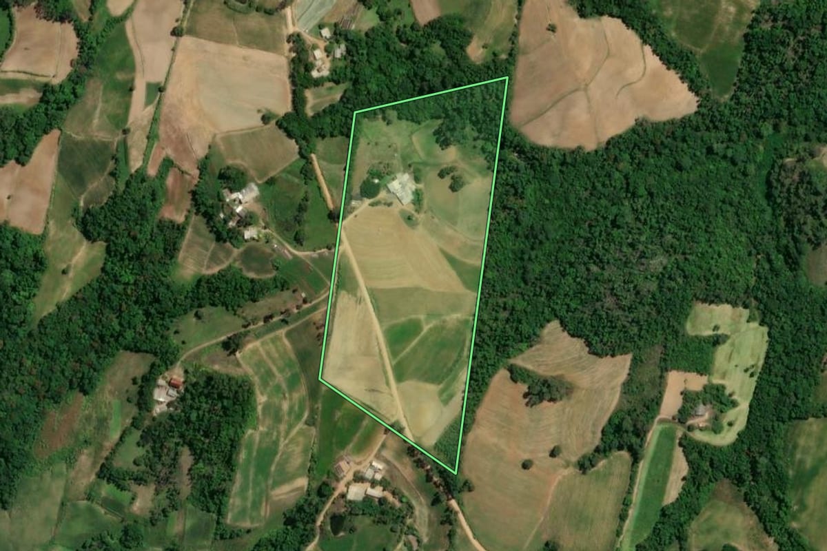Imagem de satélite do imóvel rural em Camaquã (RS), com o contorno declarado no CAR desenhado por cima.