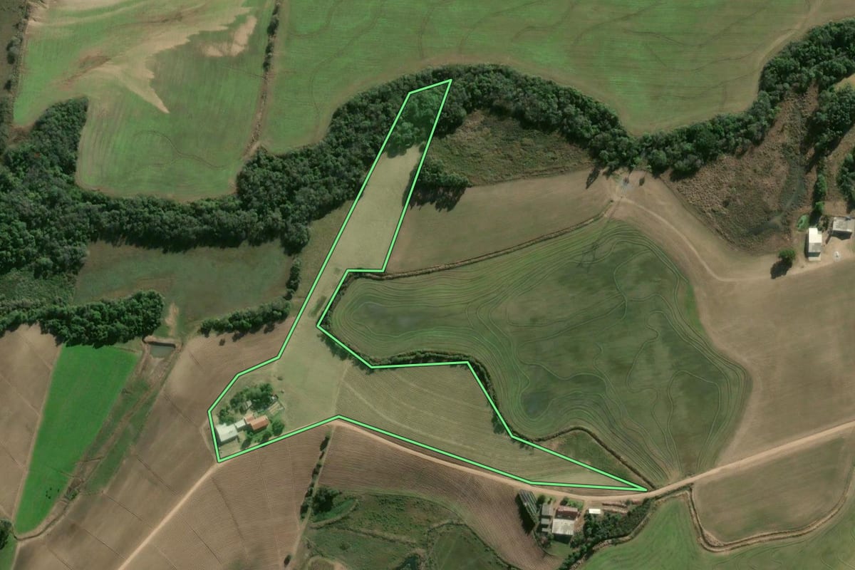 Imagem de satélite do imóvel rural em Camaquã (RS), com o contorno declarado no CAR desenhado por cima.