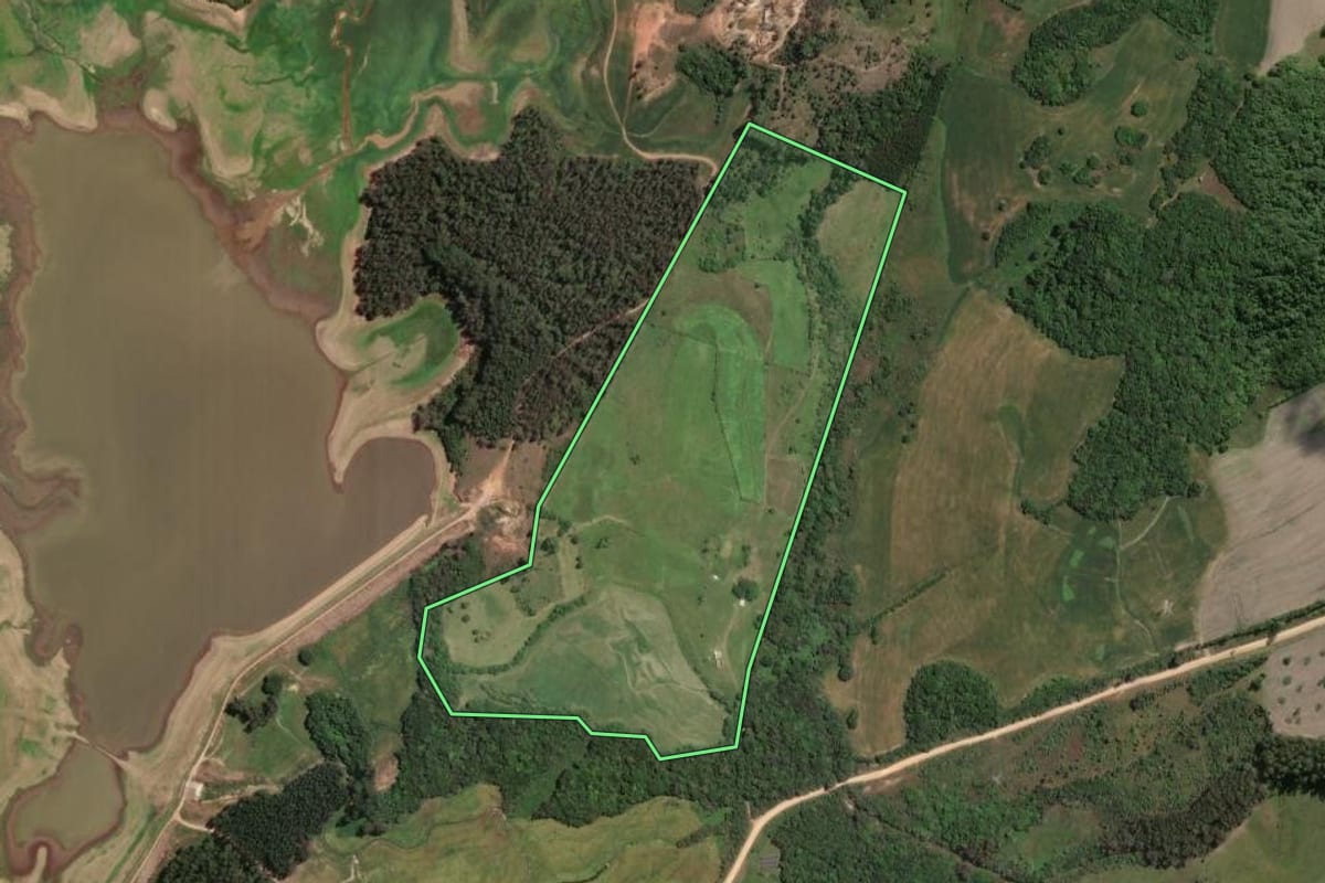 Imagem de satélite do imóvel rural em Camaquã (RS), com o contorno declarado no CAR desenhado por cima.