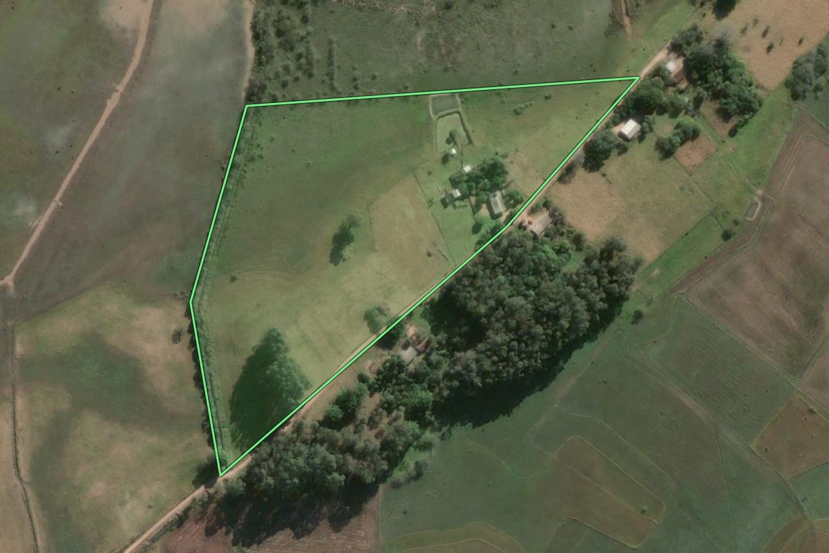 Imagem de satélite do imóvel rural em Camaquã (RS), com o contorno declarado no CAR desenhado por cima.