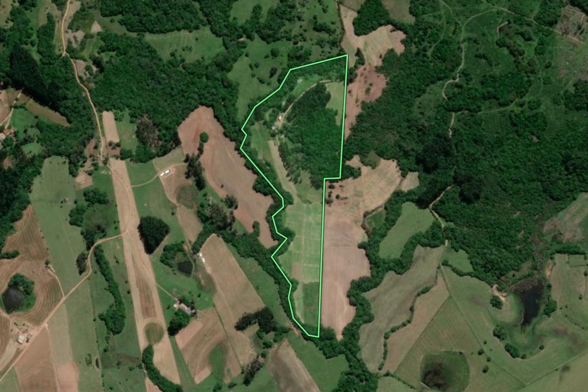Imagem de satélite do imóvel rural em Camaquã (RS), com o contorno declarado no CAR desenhado por cima.