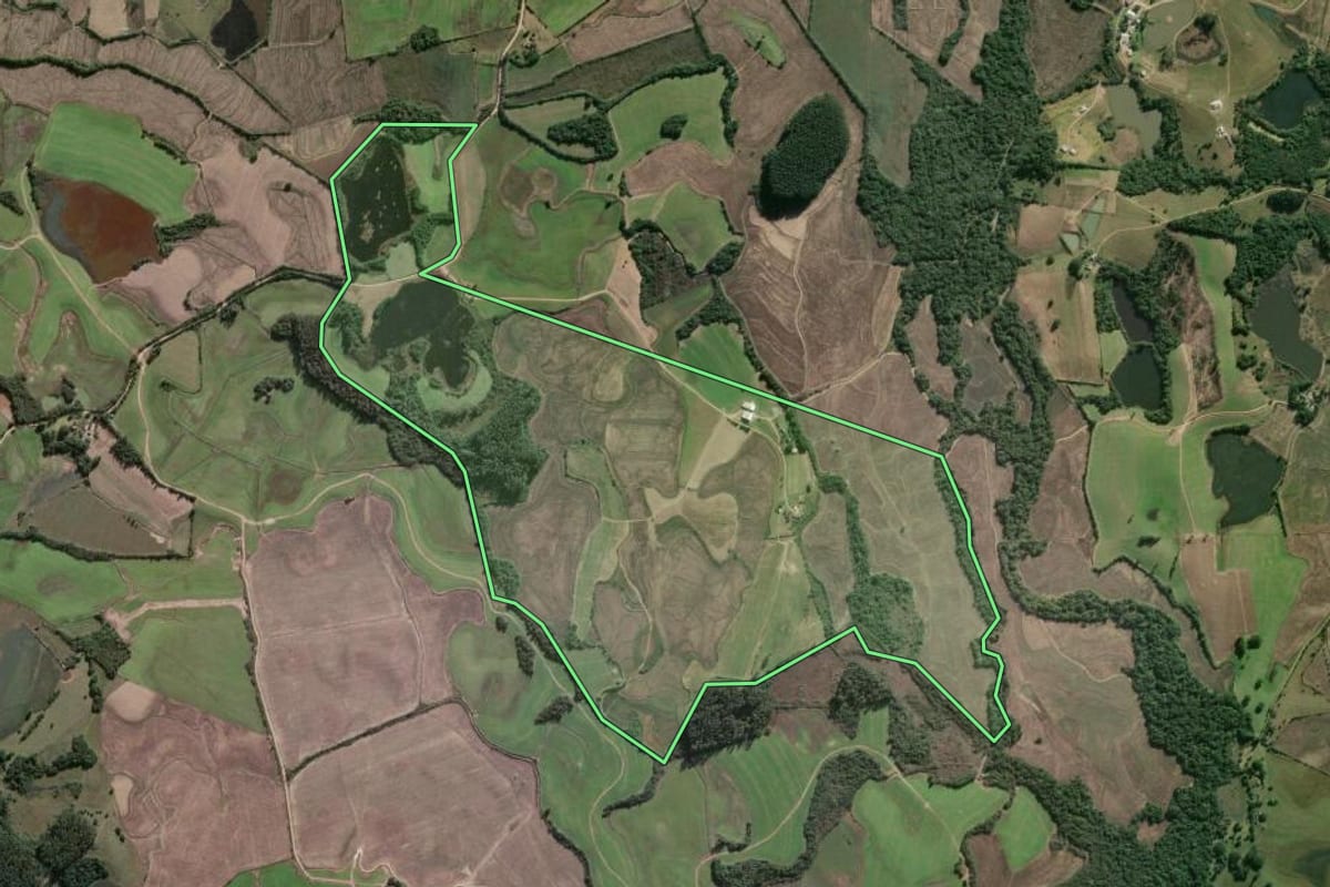 Imagem de satélite do imóvel rural em Camaquã (RS), com o contorno declarado no CAR desenhado por cima.