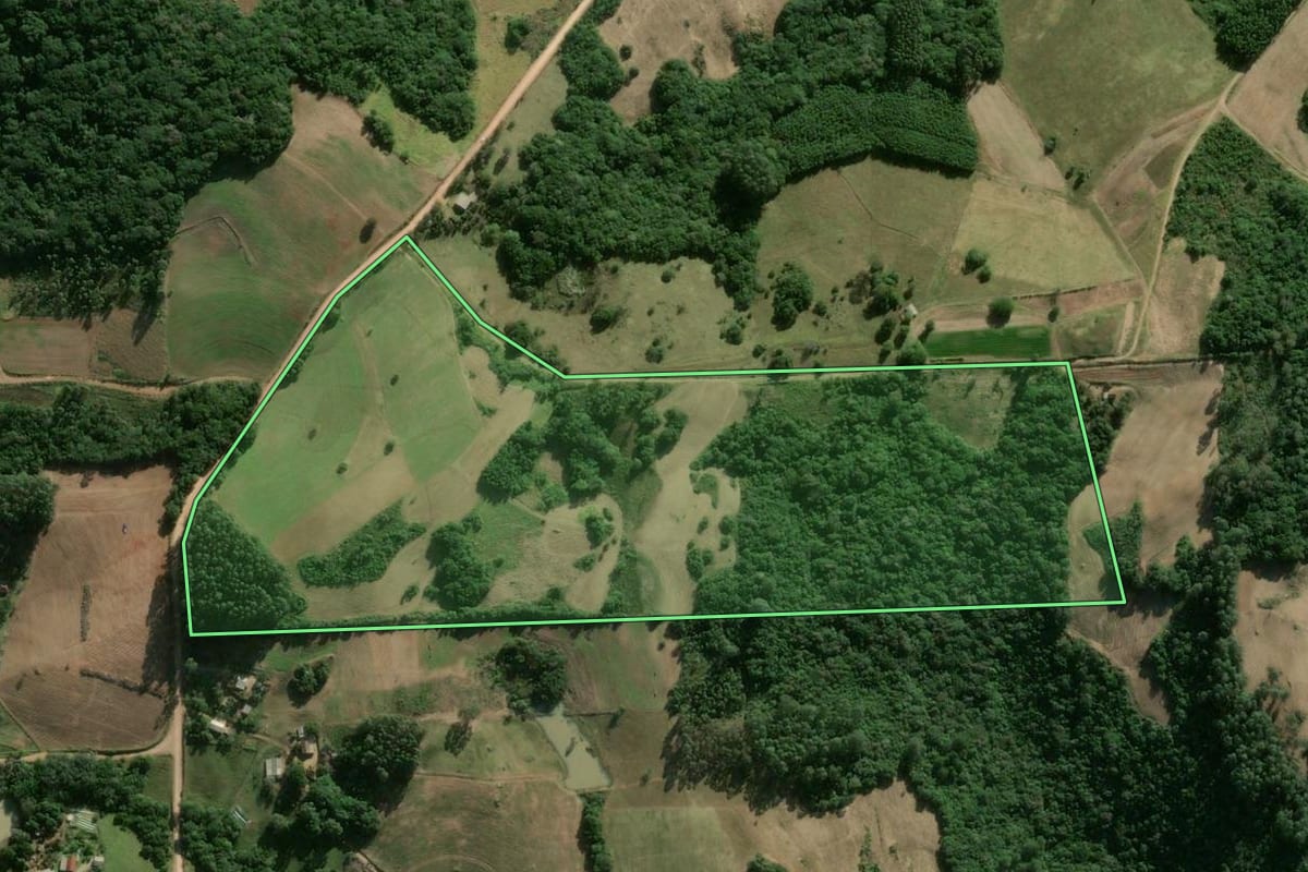 Imagem de satélite do imóvel rural em Camaquã (RS), com o contorno declarado no CAR desenhado por cima.